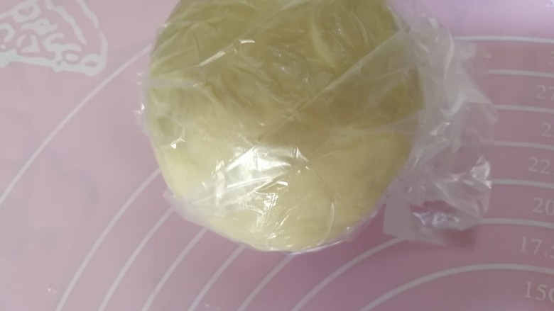 家有烤箱+紫薯酥,在用手揉成光滑面团,包上保鲜袋放置30分钟。