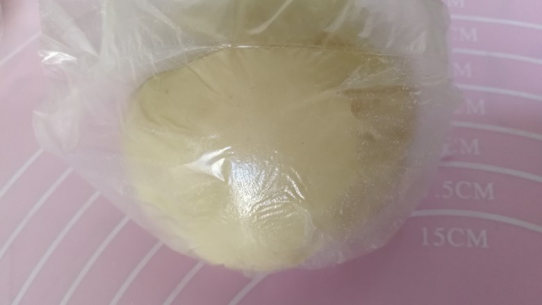 家有烤箱+紫薯酥,同样用保鲜膜包好,放置一边30分钟醒发。