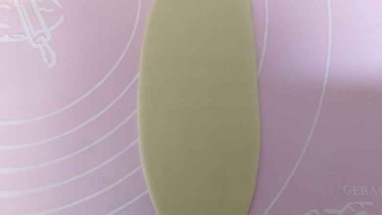 家有烤箱+紫薯酥,取一个剂子先擀成长条,