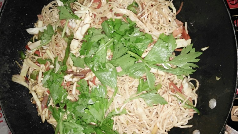 炒面,下入芹菜叶,葱花