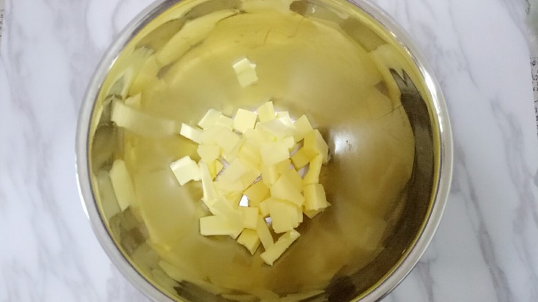 玛格丽特饼干,准备好<a style='color:red;display:inline-block;' href='/shicai/ 887'>黄油</a>切小粒放入打蛋盆中,室温软化