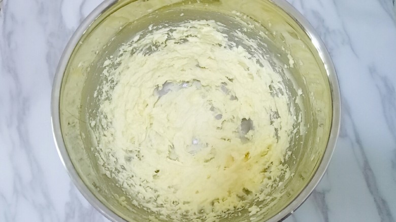 玛格丽特饼干,用打蛋器打发均匀,体积慢慢稍微膨大,颜色变浅,呈蓬松状态