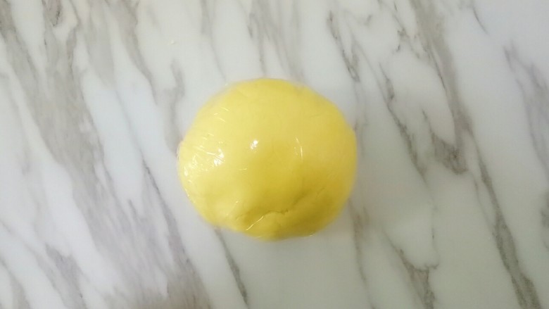 玛格丽特饼干,用保鲜膜包好,放冰箱冷1个小时(夏天),冬天直接可以进行下一步
