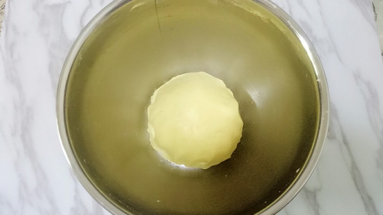 玛格丽特饼干,然后用手揉成面团,面团应该偏干,但是不因为干而散开