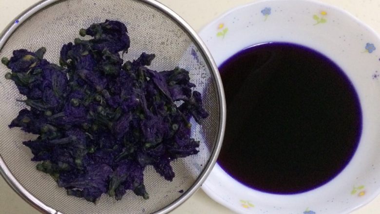 全麦星空面包,待泡好的蝶豆花水冷却后,用筛子过滤下,可以用力挤压泡过水的蝶豆花,汁液浓度越高越好,然后取180克的蝶豆花水备用。(如果是夏天气温高,可以把蝶豆花水放入冰箱冷藏下再使用)