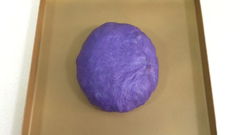 全麦星空面包,把整好形的面包放在不沾烤盘上,普通烤盘要垫张油纸。