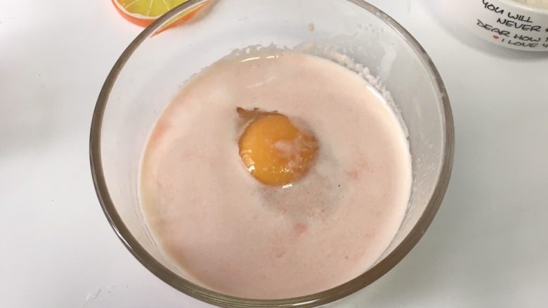宝宝辅食之网格蛋卷,将搅拌好的胡萝卜倒入鸡蛋碗里,搅拌均匀。