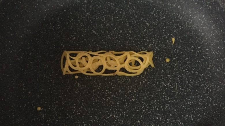 宝宝辅食之网格蛋卷,用小火慢慢加热,把蛋饼烘熟。蛋饼慢慢凝固,最好在锅里就把蛋饼卷成卷。