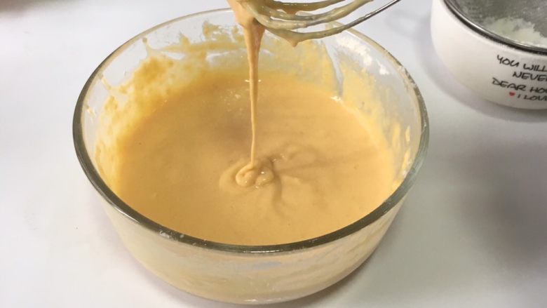 宝宝辅食之网格蛋卷,7.搅拌成细腻的糊,舀起勺子面糊一定要呈流水柱状。
如果胡萝卜打的不够细腻,将搅拌好的面糊用筛网过滤一下,去除大的结块,避免在挤的时候裱花袋被堵住。