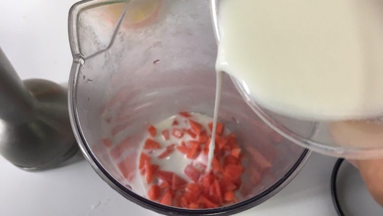 宝宝辅食之网格蛋卷,3.将焯熟的胡萝卜放入料理机里,倒入冲泡好的奶粉,搅拌成细腻的糊。