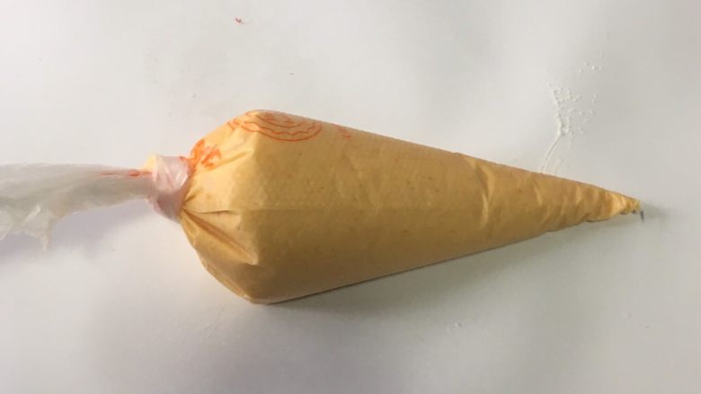 宝宝辅食之网格蛋卷,如果妈妈们想用这个网格蛋饼作为宝宝的早餐,早上又不想起的太早,可以前一天晚上将面糊做好,像我这样将裱花带打个结,放到冰箱冷藏室,第二天早上直接拿出来用就可以了,是不是节约了妈妈们的睡觉时间!