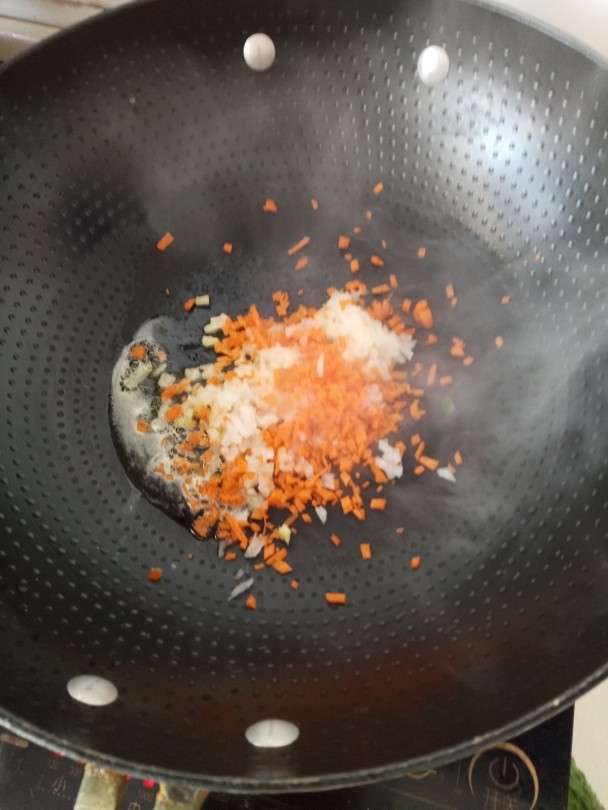东北菜之儿童饭包,洋葱胡萝卜下锅煸炒,可以释放胡萝卜素,超过的洋葱也没有辛辣的怪味