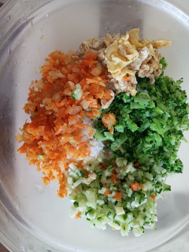 东北菜之儿童饭包,盛一碗米饭,倒入青菜碎