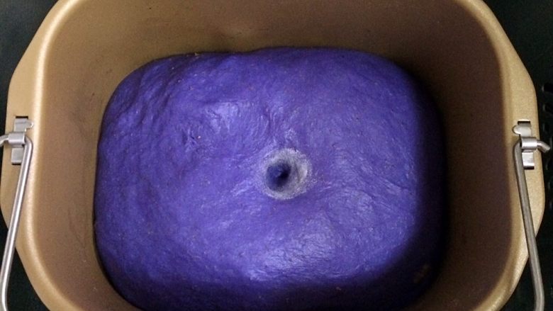 全麦星空面包,启动面包机发酵功能,面团发至2~2.5倍大,手指沾面粉戳孔,不塌陷不回弹即可。