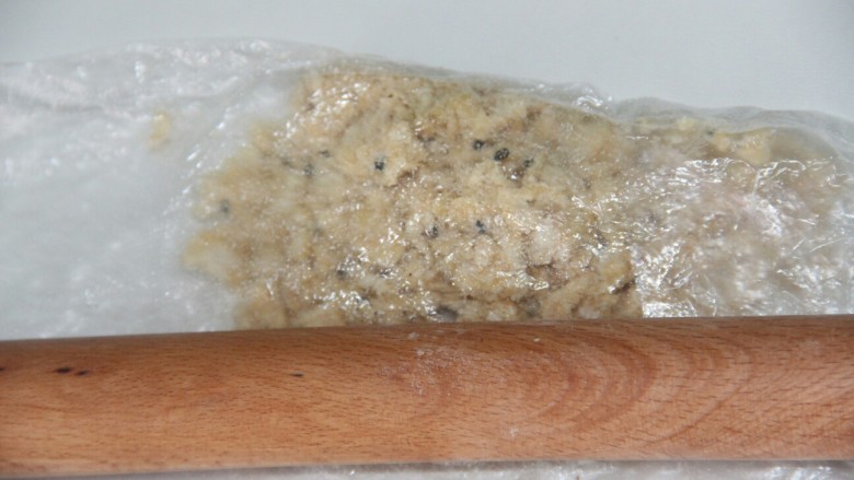 酸奶花样喝法~奇异果酸奶,把沙琪玛弄碎,我用擀面杖敲碎的,总之用什么方法随意,弄碎就ok
