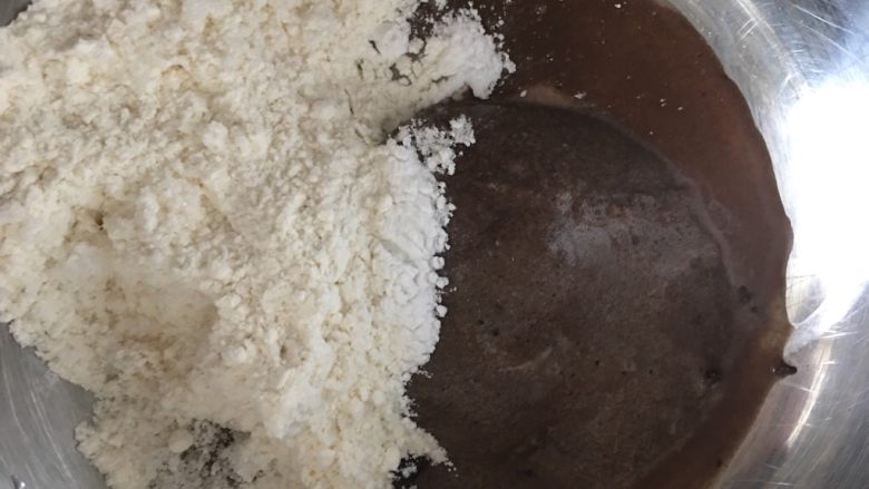 巧克力吐司面包,加入粉类,搅拌均匀
