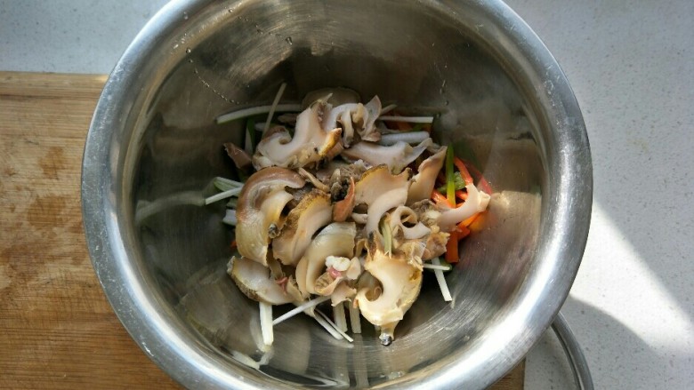 香鲜拌螺肉,把螺肉切成薄片放入事先拌好的调味料中,搅拌均匀。