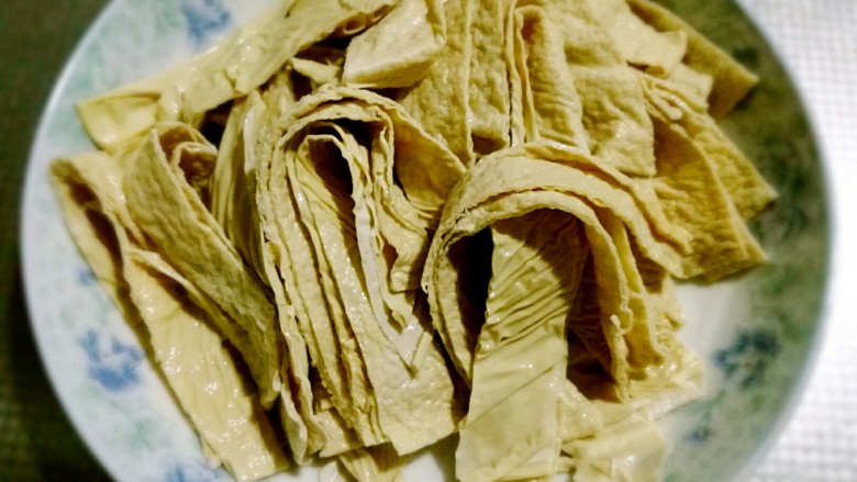 秘制私房凉拌菜,油豆皮洗净切条