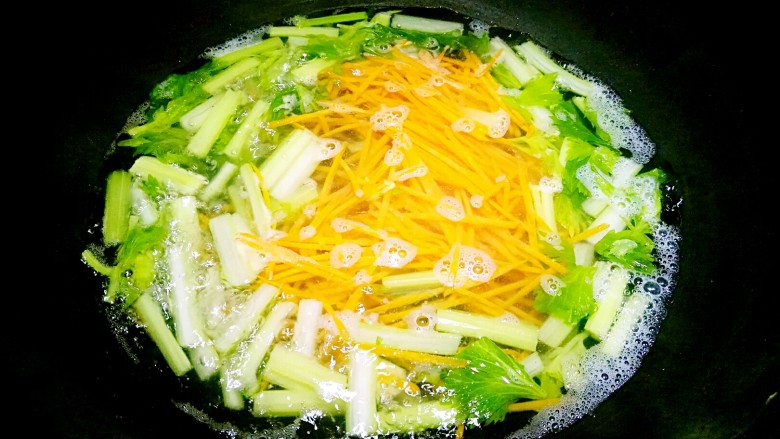 秘制私房凉拌菜,莲藕焯熟冷水浸泡,西兰花、芹菜、胡萝丝焯水1分钟捞出