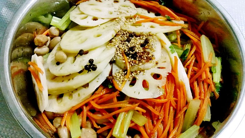 秘制私房凉拌菜,花椒油趁热浇在芝麻辣椒面上,放上<a style='color:red;display:inline-block;' href='/shicai/ 131'>香菜</a>拌匀即可