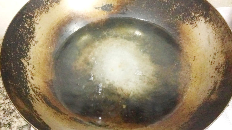脆皮鱼丸,锅中加入清水,煮至边缘开始冒泡,转小火。