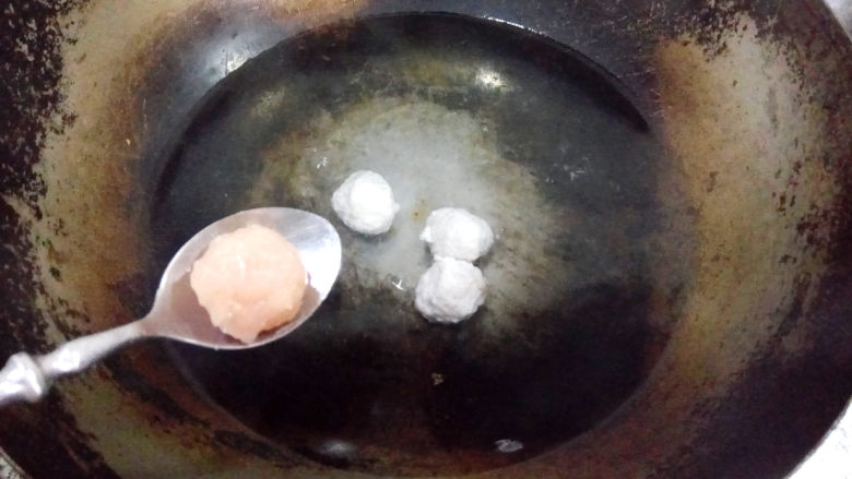 脆皮鱼丸,用勺子舀下,放入锅中,汆烫。