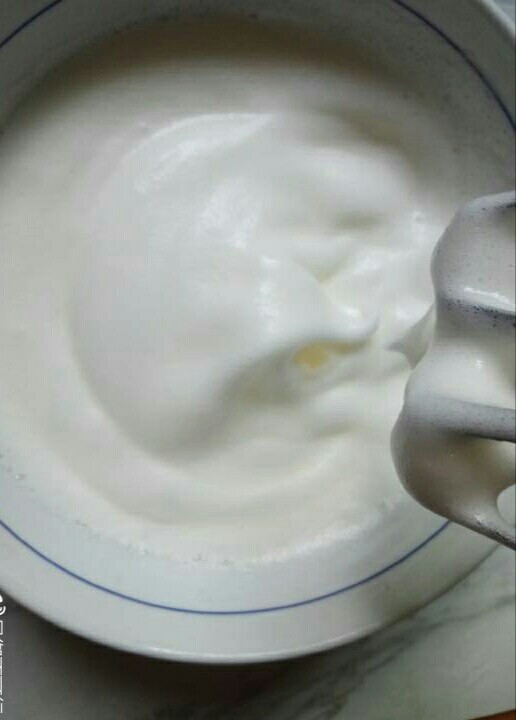 戚风蛋糕,继续打发到有弯弯的大角,加入剩下的细砂糖
