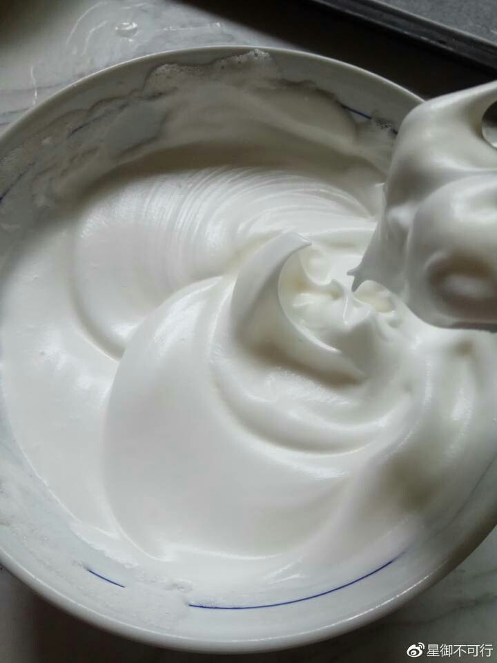 戚风蛋糕,继续打发到打蛋器明显的阻力,提起来有硬挺的尖角即可