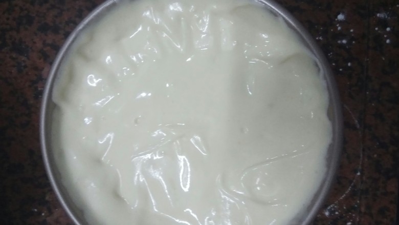 戚风蛋糕,PS:如果模具是不沾模具,要用刮刀把面糊刮到旁边