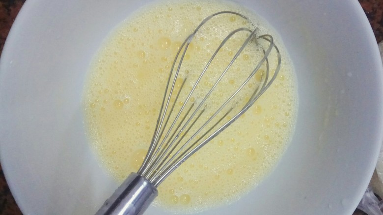 戚风蛋糕,搅拌过后差不多这样,有气泡也没关系