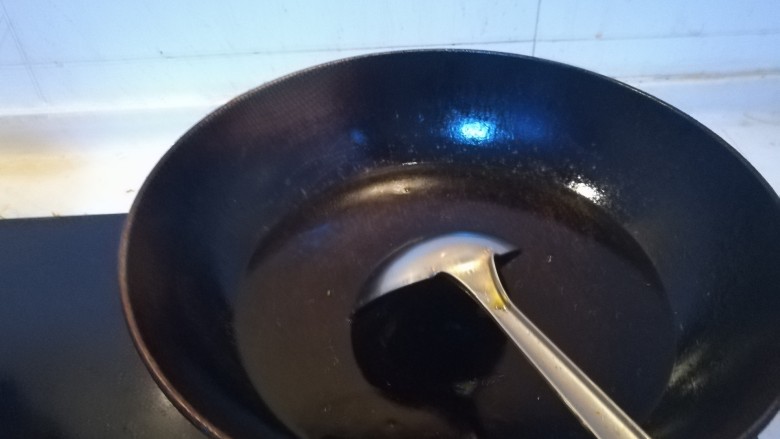 清油火锅底料,将油倒入过中,大火烧到三层油温(约100度)。