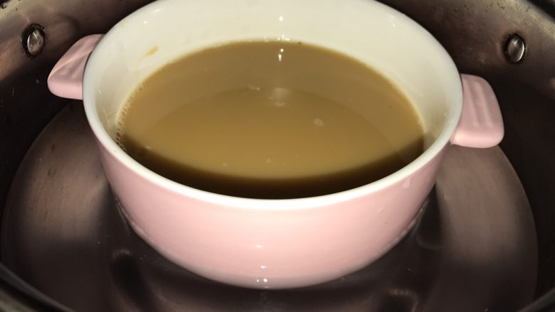 酱油蒸蛋羹,取一口锅加入水,放入蒸碗,水量为蒸碗碗底的1/3处,不要超过一半,水太多沸腾时会测入碗里。因为蒸碗不加盖。
