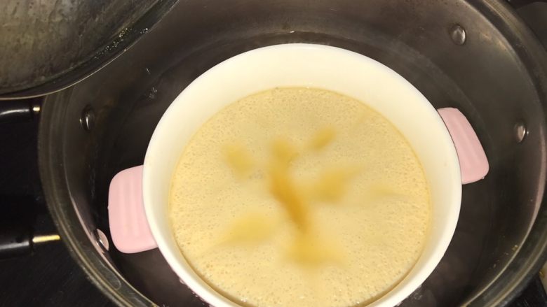 酱油蒸蛋羹,蒸至蛋表面凝固就熄火焖,不要开盖,用手摇晃锅,明显蛋中心还是没凝固的状态。我为了拍照才开盖。这个稍微有点蒸久了,焖10分左右,再次晃动锅子,感受蛋中心已经凝固就可以了,如没凝固继续焖至凝固,但是是Q弹的效果,不是慕斯那种凝固。
