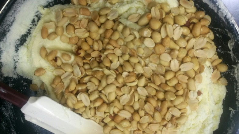 零失败的牛轧糖,加入花生,离火
