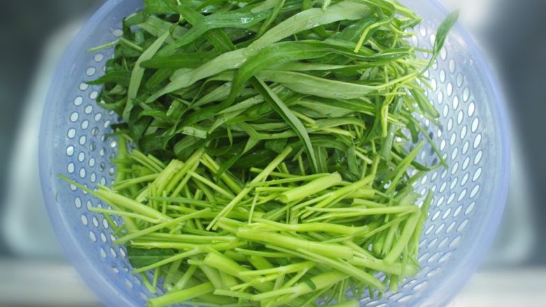 通菜两吃(腐乳/虾酱),把通菜叶和茎分开,沥干水分