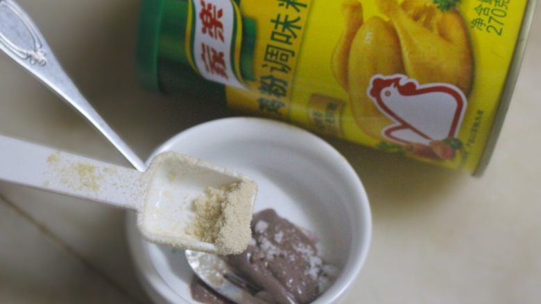 通菜两吃(腐乳/虾酱),也是加入糖和家乐鸡粉,虾酱味道有点涩,所以要加点鸡粉和糖来调和一下。