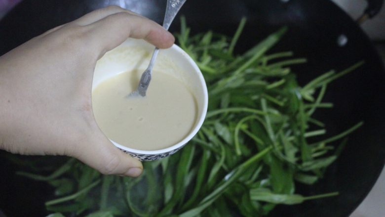 通菜两吃(腐乳/虾酱),倒入之前调好的腐乳水,盖盖半分钟