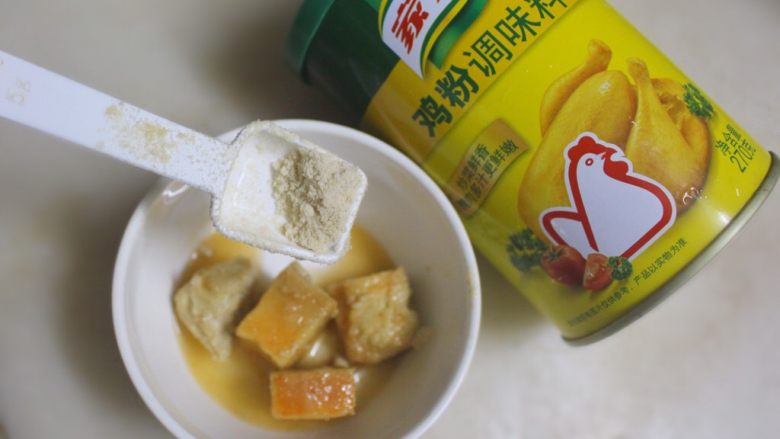 通菜两吃(腐乳/虾酱),取3.5块广合腐乳(3-4块都可以,我刚剩半块就用3.5块),加入<a style='color:red;display:inline-block;' href='/shicai/ 10588'>糖</a>和家乐鸡粉。