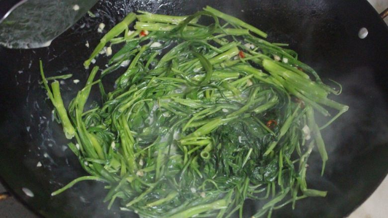 通菜两吃(腐乳/虾酱),开盖把菜摊开,使菜全部都沾上腐乳汁,然后成起。
