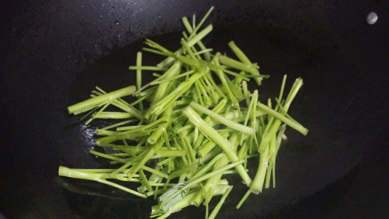通菜两吃(腐乳/虾酱),锅里放油,油热后放入一半通菜茎翻炒
