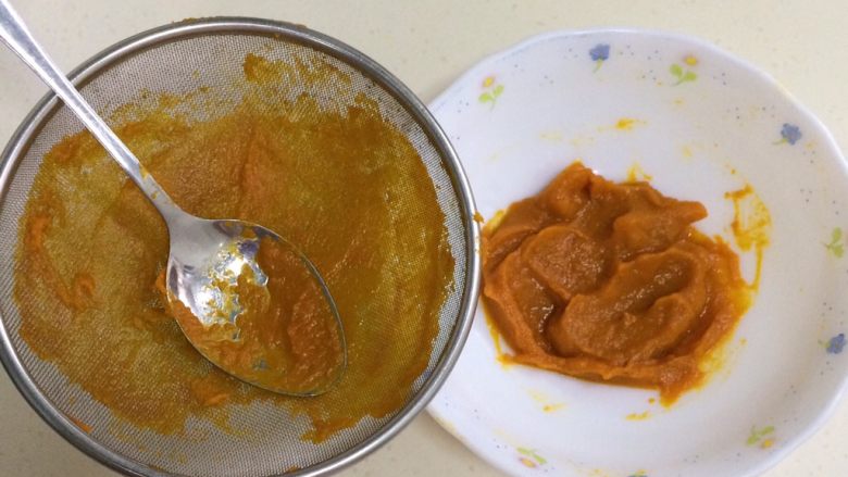 南瓜玛德琳,把蒸熟的南瓜捣成泥,然后过筛备用。