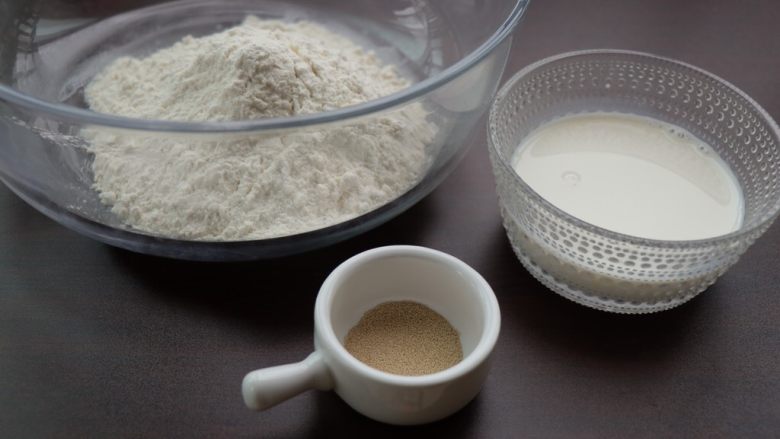 豆沙扭扭包,首先来制作中种,准备好种面材料