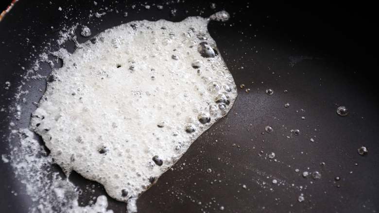 拔丝苹果 百分百成功 附炒糖过程最详细图解 适合各种拔丝菜品,这就是炒糖的第二种状态了——挂霜。这个时候下入原料,离火裹匀,随着糖液温度的降低,白糖会在原料表面重新结晶,形成一层白霜。比如糖霜花生。