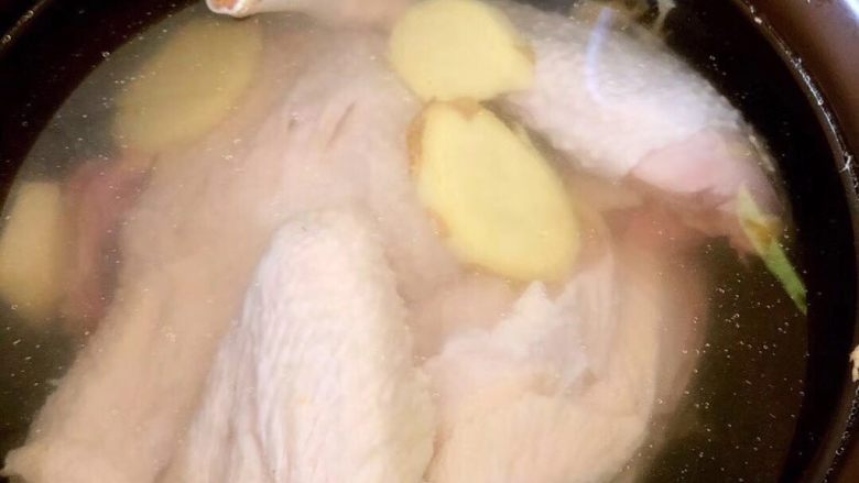 原汁原味的南方鸡汤,老母鸡洗净放入姜片四五片,矿泉水满过老母鸡即可,放入烧锅小火慢炖。待快出锅前半小时加入盐少许继续炖,随后即可出锅。