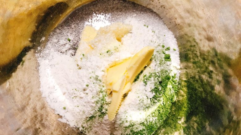 苔藓小杯——抹茶玛芬,步骤和材料一样简单:酥粒材料全部倒入料理盆,抓匀即可。
其实可以全部材料逐渐加入这个盆,边称边加,不用分开装的...所以玛芬其实要洗的盘子只有两个,一个是酥粒盆,一个是蛋糕糊盆,对于不想洗碗的人来说简直是最友好的烘焙,所以我拍这个菜谱很痛苦,明明只洗两个,为了拍材料硬是折腾出好多碟子小碗...