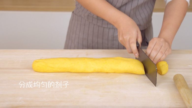 螃蟹南瓜包,将面团揉成条,并切成大小均匀的小剂子