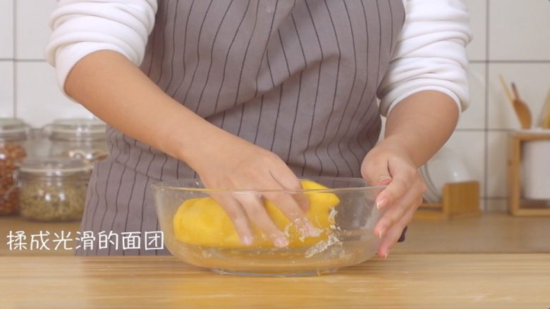 螃蟹南瓜包,南瓜碾碎后加入面中,揉成面团