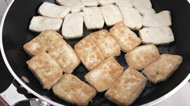 脆皮豆腐~苹果酱版,煎至一面金黄后翻面继续煎另一面至金黄即可捞出