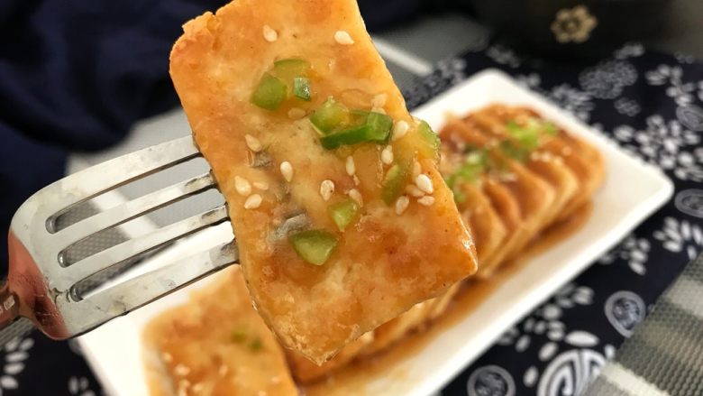 脆皮豆腐~苹果酱版,外皮脆香,内层软滑,加上苹果酱的果香,酸酸甜甜,真的超级美味!😋😋😋