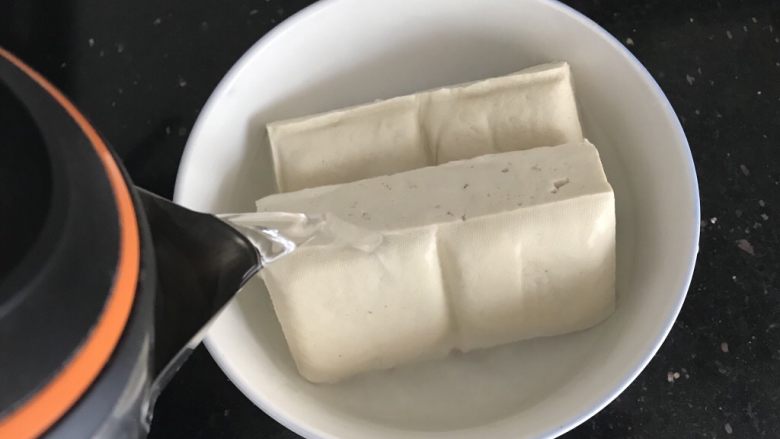 脆皮豆腐~苹果酱版,加点温热水泡15分钟,这样可以去除豆腥味也可以让豆腐更紧实不易碎